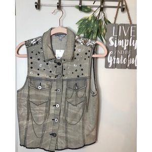 NWT Bedazzled sleeveless jean jacket ✨